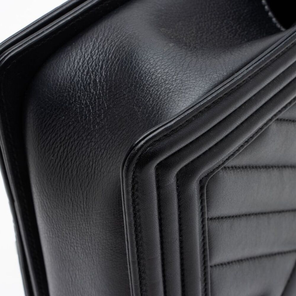 Chanel Chevron Lambskin Old Medium Boy Bag - Picture 14 of 15